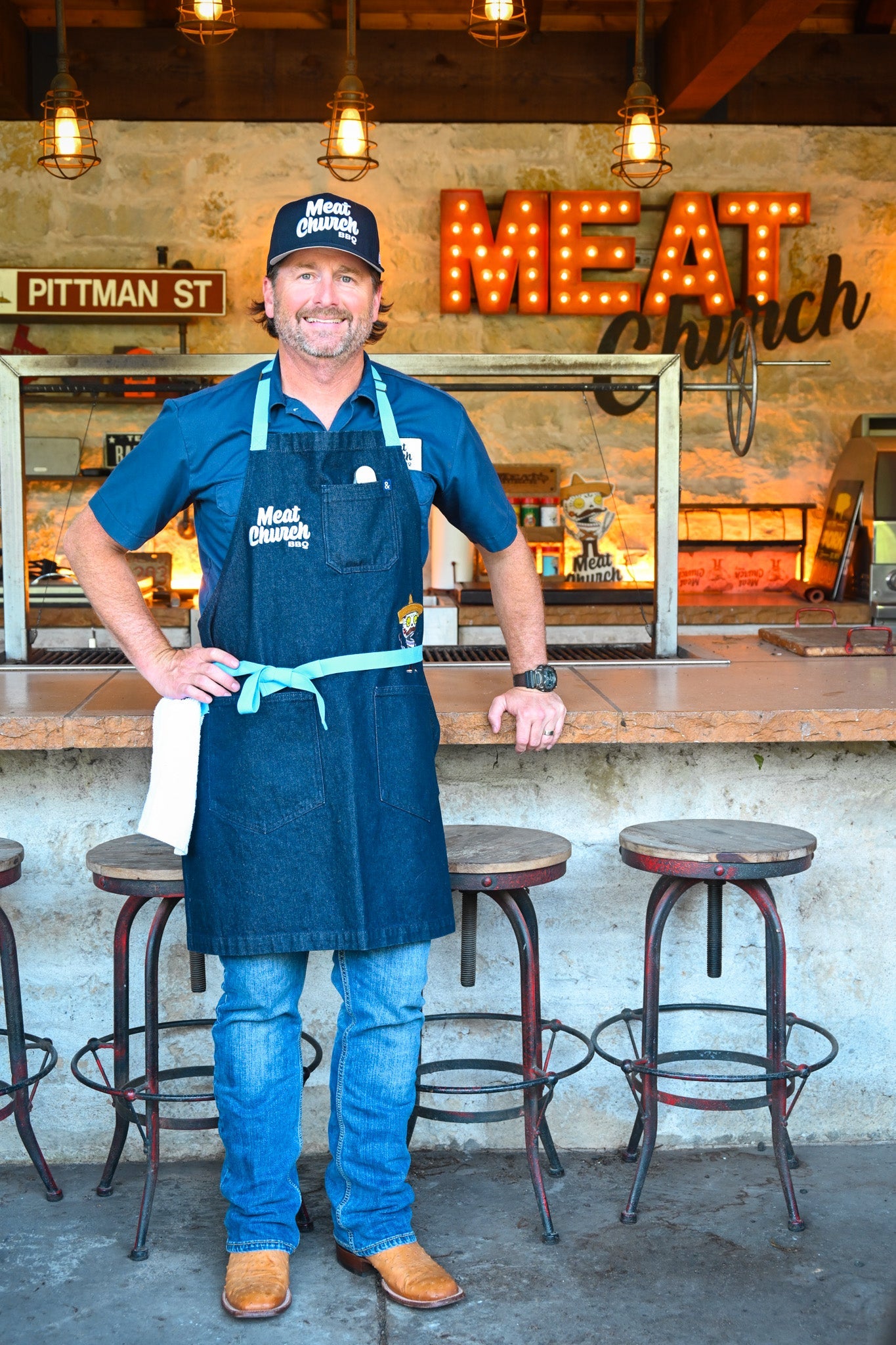 hedley-and-bennett-meat-church-apron-navy-a0 NAVY_H_B_APRON_LIFESTYLE_OUTDOOR_KITCHEN_TIED.jpg